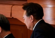 [영상] 피식, 고개 홱…윤석열, 체포명단 폭로 홍장원 노골적 무시
