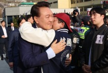 ‘과잠’ 대학생은 윤석열 앞으로!...대통령실 ‘포옹 기획설’