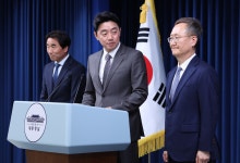 ‘검찰개혁 반발’ 검사 출신 민정수석·법무차관…“우려” “사과부터”