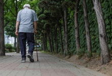 기초생활수급자 10명 중 4명, 65살 이상 어르신
