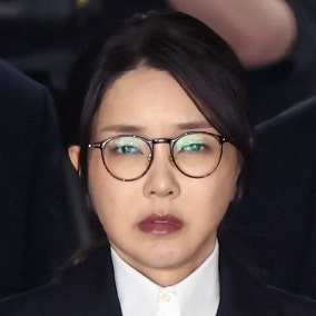 ‘아무것도 아닌 사람’ 이라던 김건희…일반인 출입 금지 근정전 용상엔 앉아