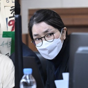 ‘유치장서 반나절’ 성조기 여성 “김건희 여사 얼마나 불편하실까”