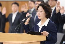 추미애 경기도지사 첫 국감, 재정난·관사·김지용 갈등 공방