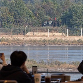 이건 가짜!…김포 애기봉 스벅 ‘북 자주포 뷰’ 사진은 AI 합성