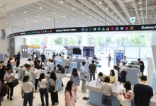 `갤Z6`로 공항 인증샷…삼성 `갤럭시 스튜디오`, 누적 방문객 30만 돌파