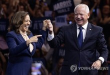 `상승세` 해리스, 2주만에 `트럼프 우세` 뒤집었다…양자·다자대결서 모두 우위