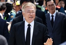 검찰, 딸 압수수색 영장에 문재인 전 대통령 `피의자` 적시