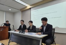 [속보] SKT "유심 교체 100만명…오늘부터 대리점 신규가입 금지"