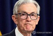 트럼프 "파월, 어리석고 고집세…금리 최소 2~3%P 내려야"