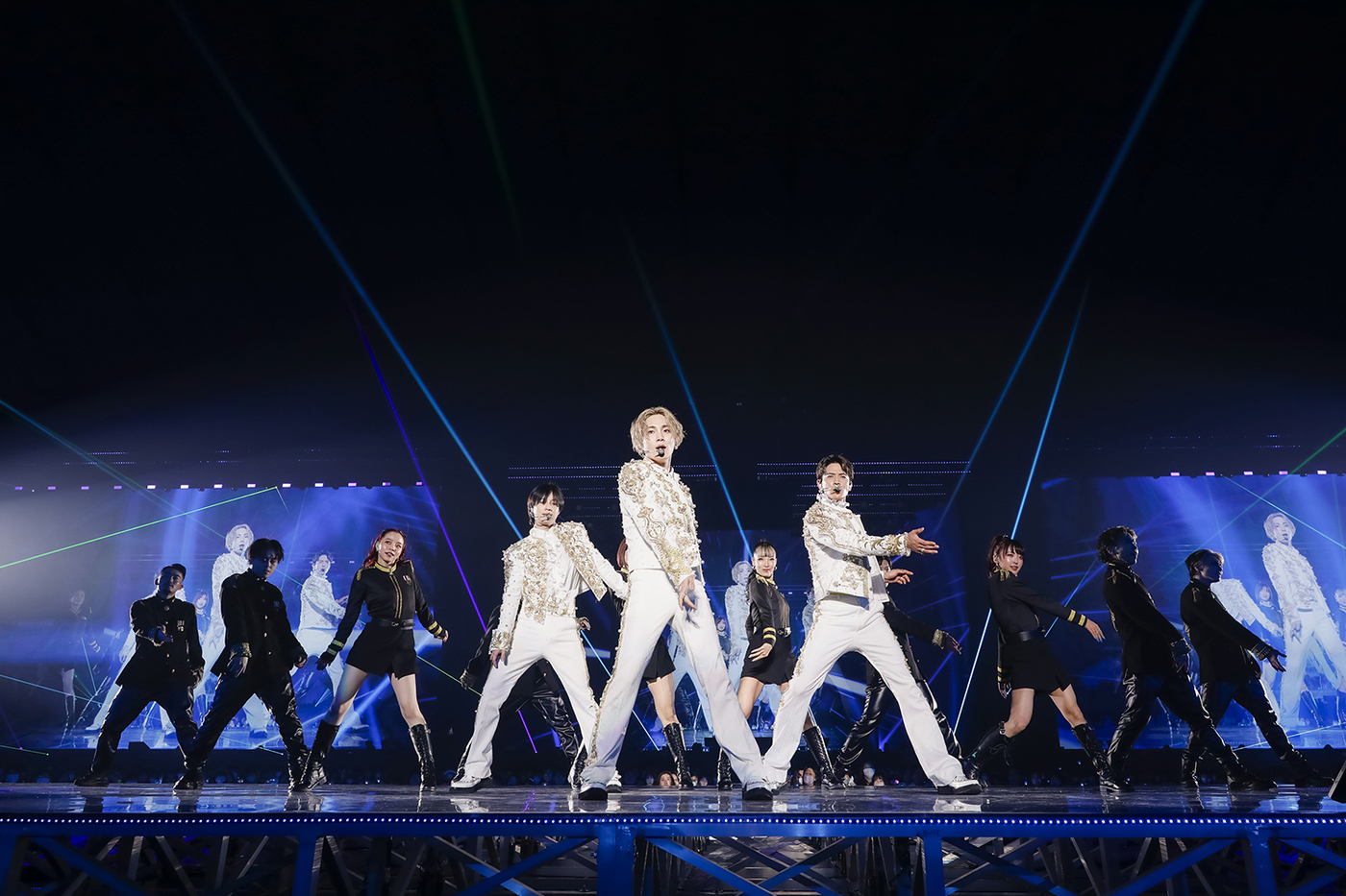 SHINee makes a triumphant return to Tokyo Dome after 6 years, captivating <b>f...</b>