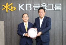 KB금융, 저출산고령사회위원회로부터 감사패 받아