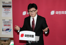 한동훈, 당원 게시판 가족 연루 의혹에 ‘명태균 의혹’으로 반전 시도