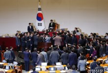 국민의힘, 의장석 포위하고 “원천 무효” 반발…한덕수 탄핵소추안 표결[국회 풍경]