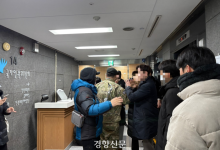 ‘윤석열 방어권’ 안건 상정 예고된 인권위 몰려온 윤 지지자···회의 시작 전부터 긴장 고조