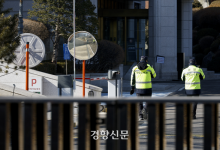 [단독]헌법재판소 앞 난동부린 40대 윤석열 지지자 현행범 체포