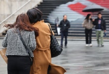 벗었던 외투 다시 껴입는 아침…어제보다 기온 10도 ‘뚝’