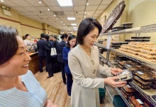 김혜경 여사 “K푸드 김밥 인기, 한번 길들여지면 벗어나기 어려워”