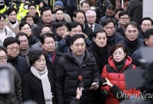법 위의 친윤...관저 앞 국힘 의원들 "헌재, 탄핵소추 각하해야"