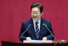 이 대통령 국정지지율 64%... 중도층 69%[갤럽 첫 조사]