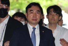 '민주당 돈 봉투' 윤관석 전 의원 징역 2년 확정...대법원 첫 판단