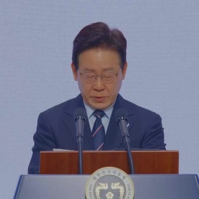 축사 낭독 중 '울컥'한 이 대통령..."모든 부모님께 존경과 감사"