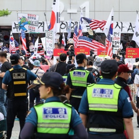 경찰 "잠실 개표소 이동조치 중 경찰 폭행한 60대 1명 체포"