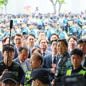 27일 만에 열렸다...경찰, 시위대 이동조치