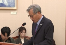 유홍준, 친일파 작품 셀프 전시 사과…여야 사퇴 요구