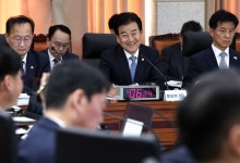 탈북민 북송 회유 질의에 여당 웃음 논란