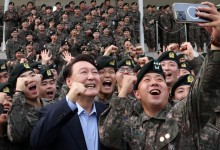 尹, 지역주민에 의무대 개방한 최전방 군부대 방문…"군의료 모범 돼 달라"