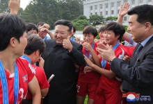 김정은, U-20 우승 여자축구팀 직접 만나 격려