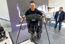 스스로 걸어와 몸에 '착'…입자마자 휠체어에서 '벌떡'