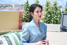 아이유, 윤 대통령 탄핵 집회 참가 팬에게 빵·국밥 등 쏜다