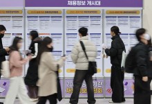 '그냥 쉬는' 청년들 1년 새 12% 껑충…취업해도 '불완전 고용'