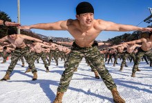칼바람에도 웃통 벗은 해병대 수색대…스키 타고 침투훈련도