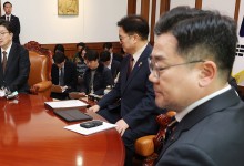 권성동 "추경 시급 처리해야"…박찬대 "알맹이 없는 쭉정이"