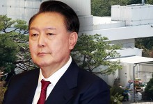 윤 전 대통령 관저 퇴거…지지자들 손엔 '윤 어게인'