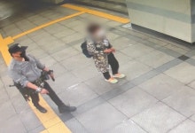 테이저건 차고 기웃…"명찰 없는데?" 코스프레 회원이었다