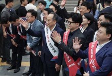 국민의힘 지도부, 서울역서 귀성 인사…결식아동 도시락 봉사·이태원 유족 위로도