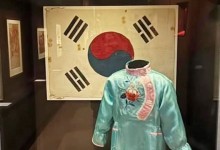 호주전쟁기념관, 중국옷 걸고 ‘한국 전통 의상’…항의에도 ‘묵묵부답’
