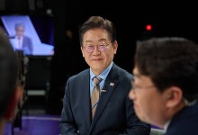 이재명 “개헌, 지금 얘기하면 블랙홀…대선 국면에 얘기하는 게 맞아”