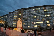 교황, 25일째 ‘최장 입원’…바티칸 “휴식 취하는 중”