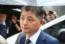 카카오 김범수, 구속심사 출석…질문엔 '침묵'