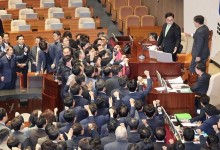 외신 "한국 국회, 원한 어린 싸움의 장"