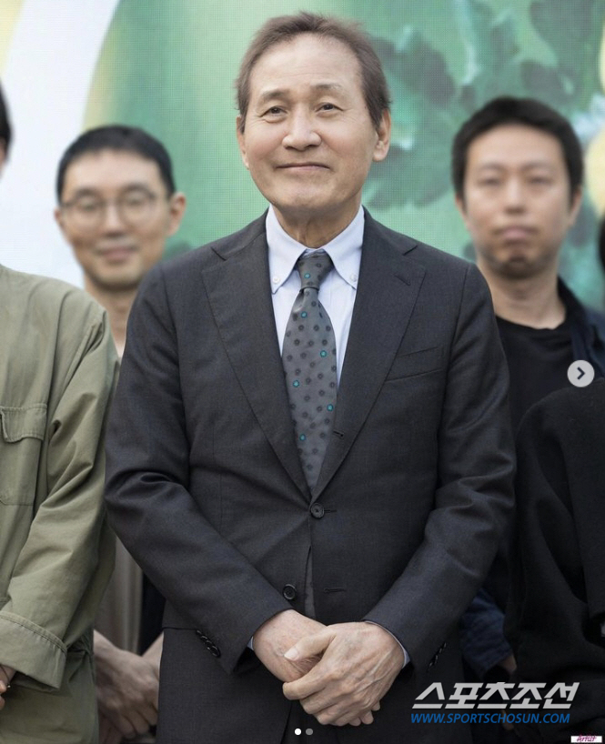[종합]'국민 배우' <b>안성기</b>, 모자 벗을 정도로 건강 회복. 혈액암 투병 2년 만...