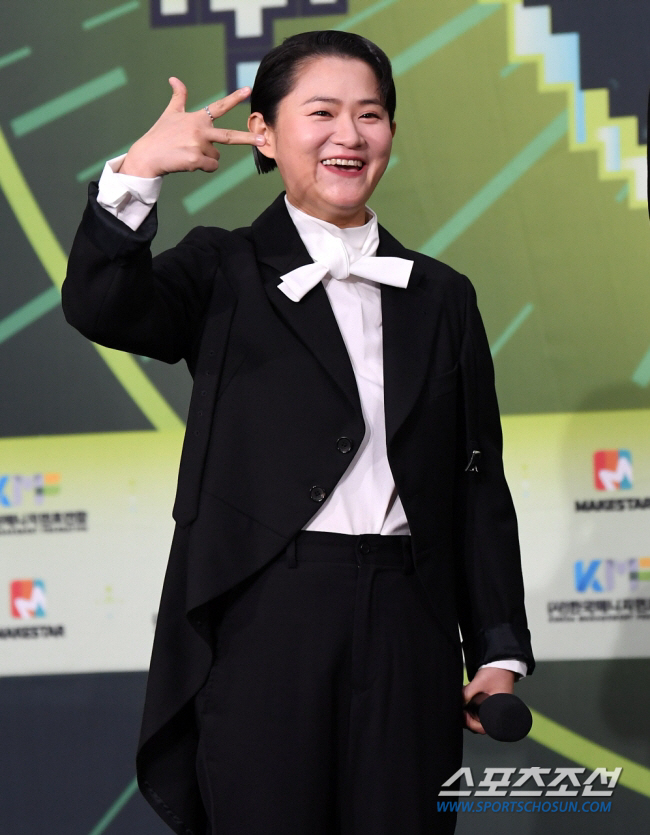 Celebrity Kim ShinYoung, a shining star in popular culture, has announced a temporary halt in her activities due to being diagnosed with acute laryngitis