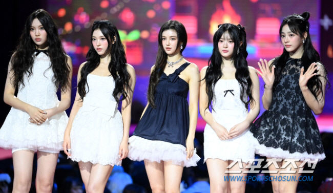 '갑질+<b>최저임금</b> 논란' 뉴진스, MV 촬영 논란에…제작사 "당사 책임" <b>사과</b>[종합...