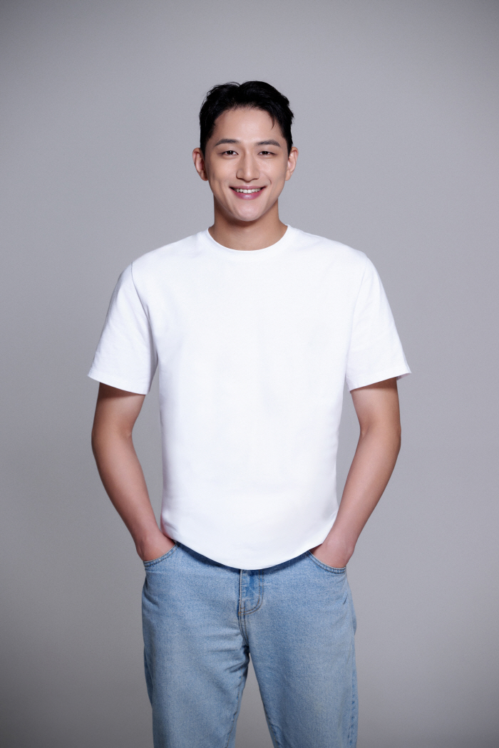 Yoo HeeJae Captivates Viewers with Unique Acting Skills in 'Connection