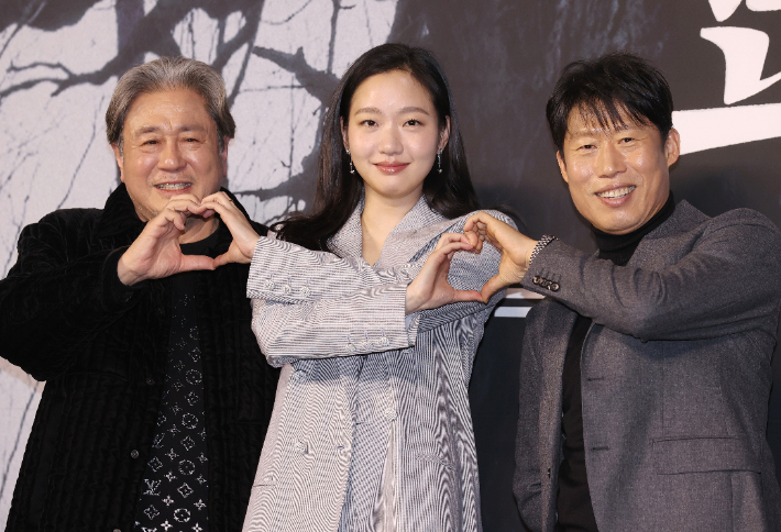 [현장EN:]<b>최민식</b> "'파묘' <b>김고은</b> 굿 신 백미…투잡 뛸까 걱정"
