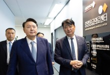 尹, 의료진 '블랙리스트'에 "헌신하는 의사들 조롱 협박, 참 안타깝다"